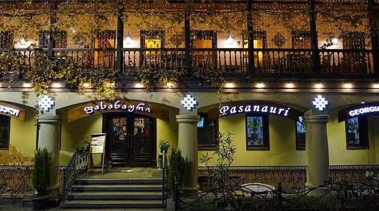 Restaurant Pasanauri - mặt tiền ban đêm