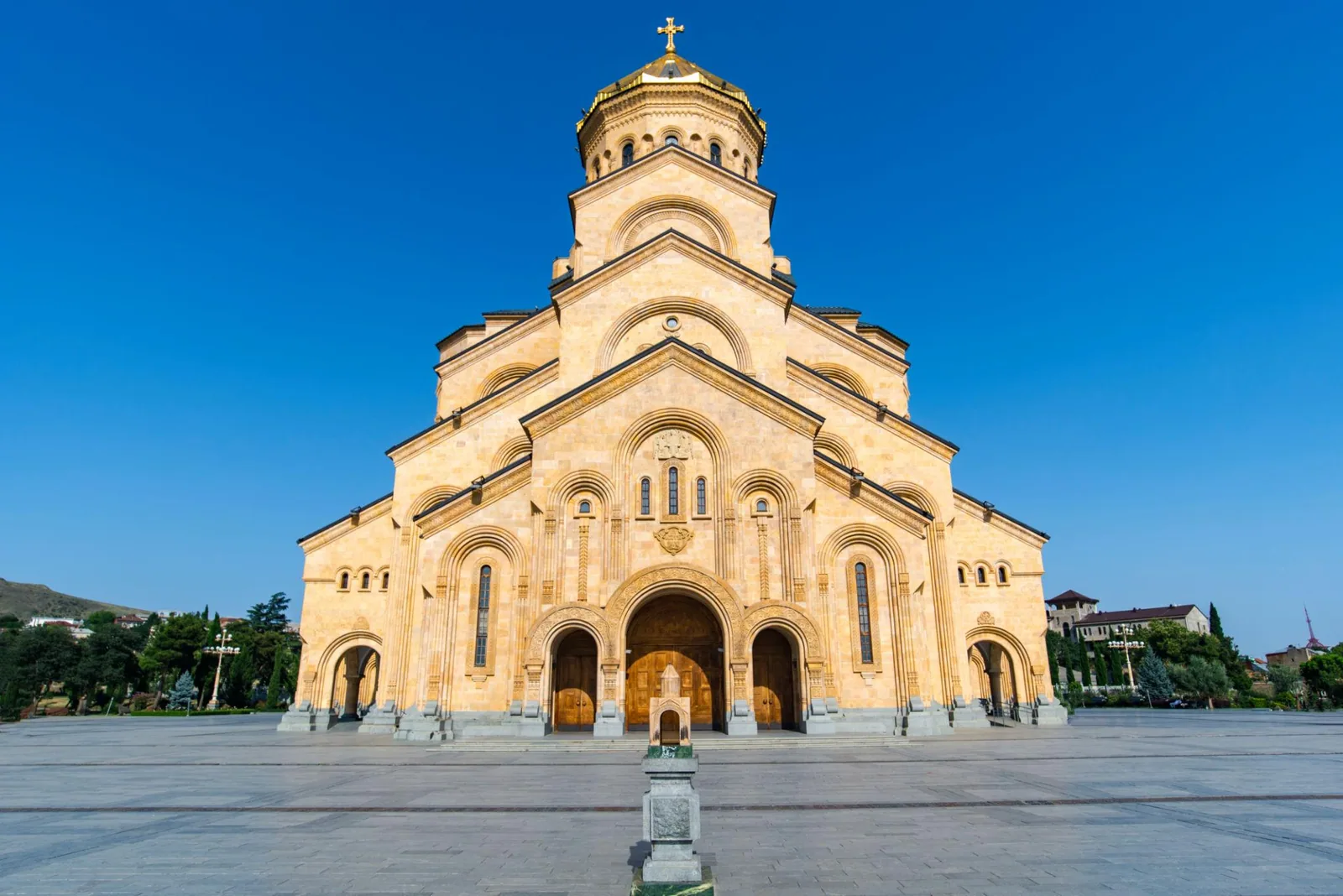 Holy Trinity Cathedral - mặt tiền chính
