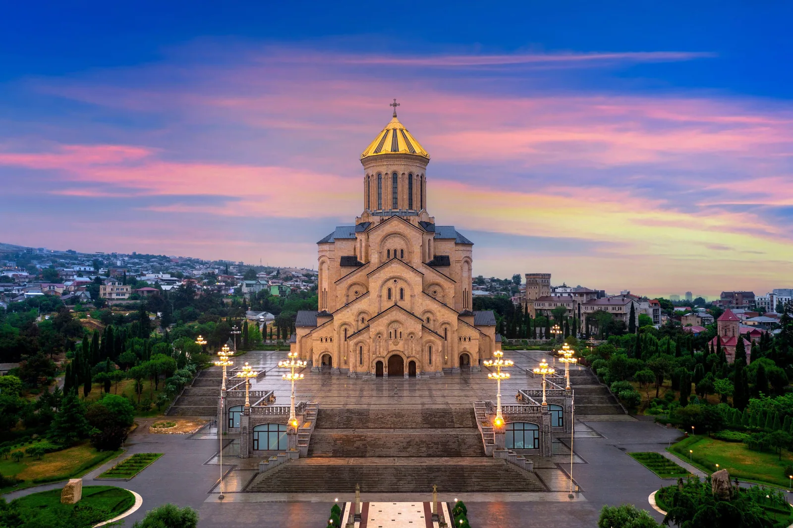 Holy Trinity Cathedral - toàn cảnh nhà thờ