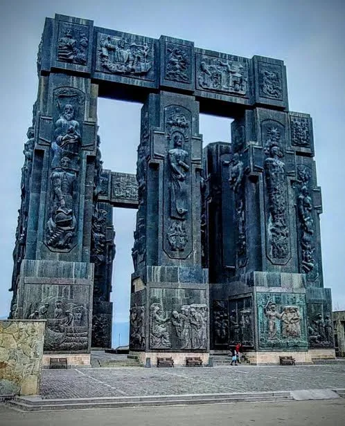 Chronicle of Georgia - cột đá khắc chạm khổng lồ