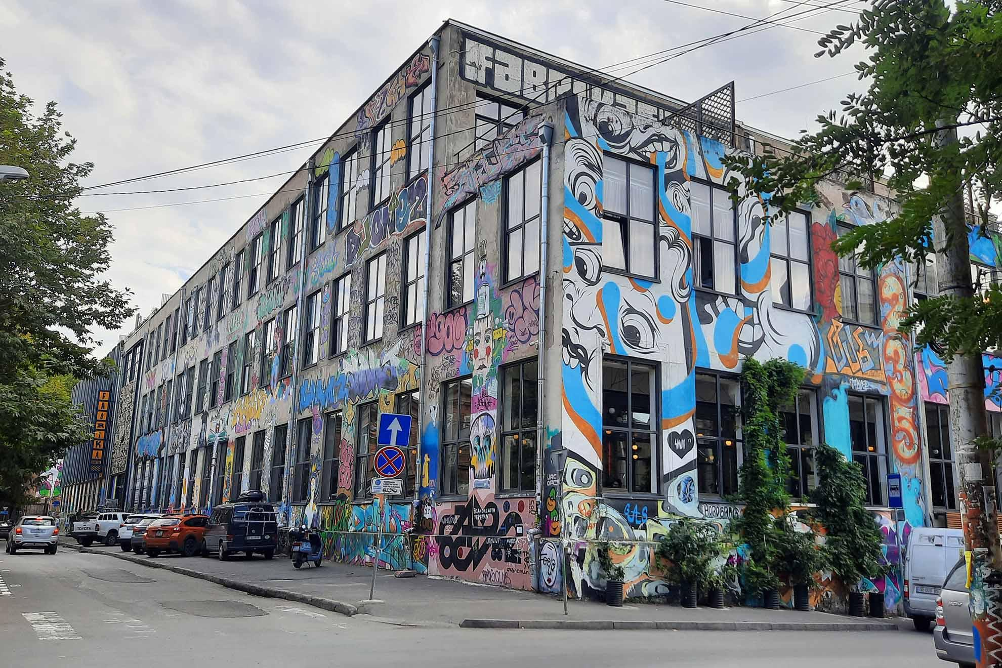 Fabrika Tbilisi - tòa nhà nghệ thuật đường phố