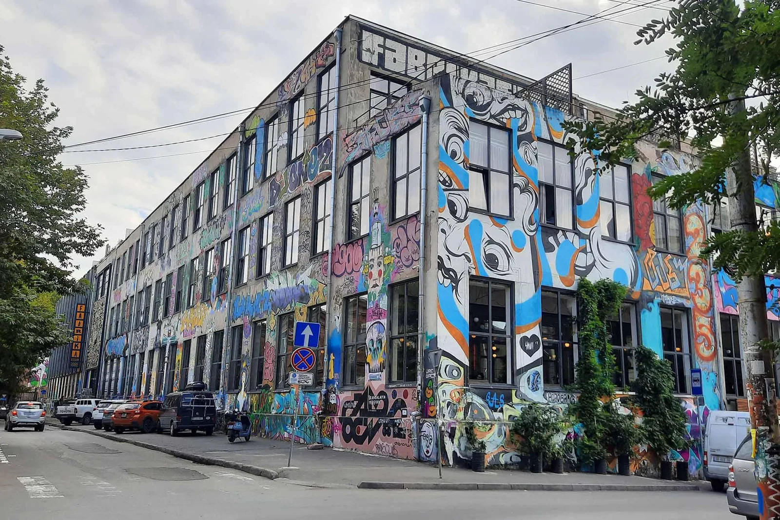 Fabrika Tbilisi - tòa nhà nghệ thuật đường phố