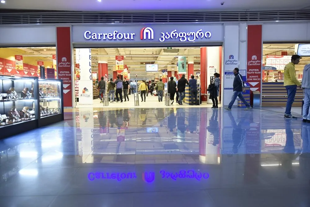 Carrefour - lối vào trong trung tâm thương mại