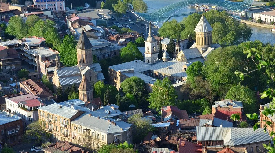 Toàn cảnh Tbilisi với nhà thờ và cầu Peace
