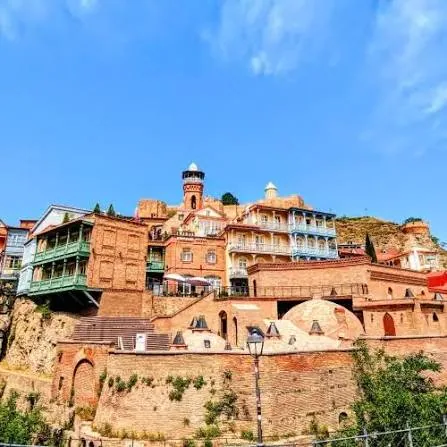 Phố cổ Tbilisi với ban công gỗ và vách đá